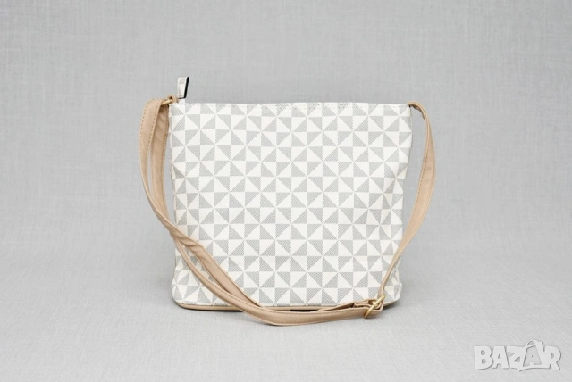 Дамска чанта в бежов цвят.