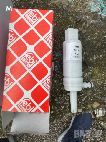 Пръскалки ,дюзи чистачки фарове и помпичка стъкломиене Mercedes W204, снимка 5 - Части - 52377143