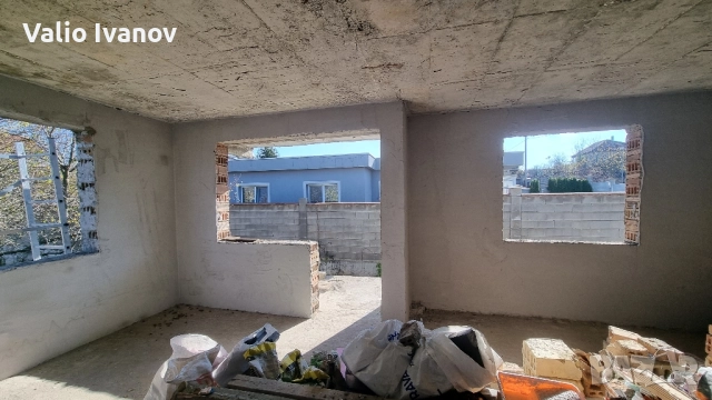 Продавам парцел с монолитна тухлена къща на 2 етажа в с.Яребична , снимка 11 - Вили - 49741419
