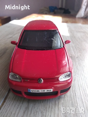 Volkswagen Golf R32. 1/24