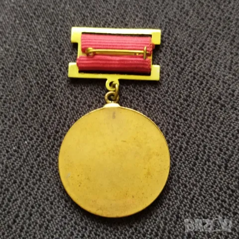 Соц. медал - Отличник Мин-во на строителството , снимка 2 - Антикварни и старинни предмети - 48833327
