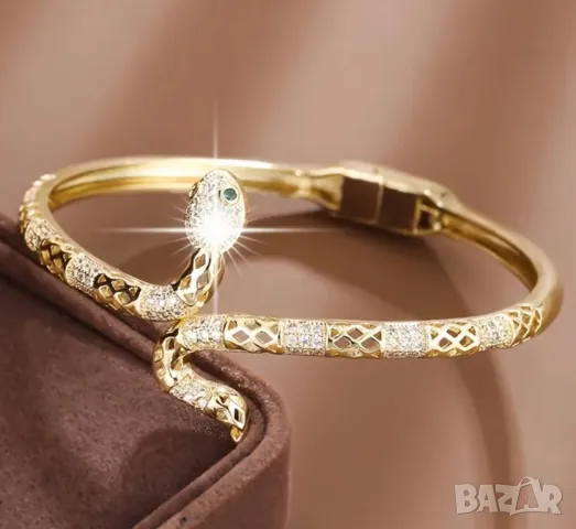 Прекрасна позлатена  14k гривна с кристали тип “ белезник”, снимка 4 - Гривни - 49614335