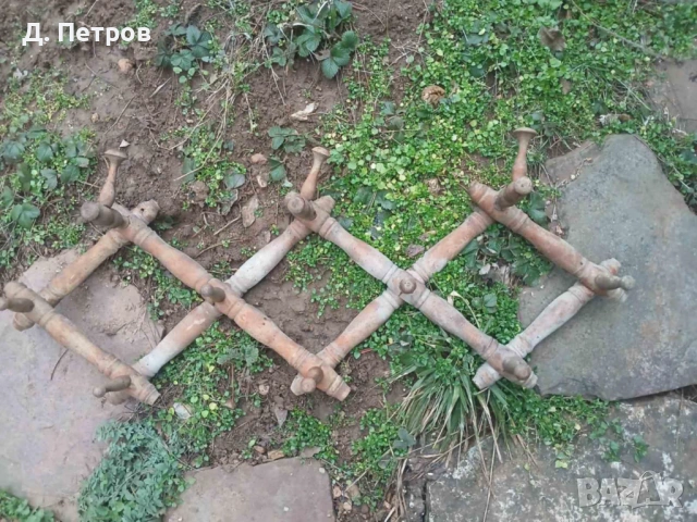 Стара дървена закачалка