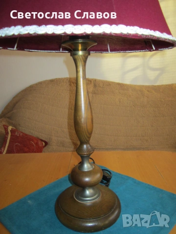 Висока дизайнерска настолна лампа с различни шапки , снимка 2 - Настолни лампи - 53752152