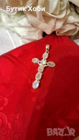 Сребърно кръстче бял опал