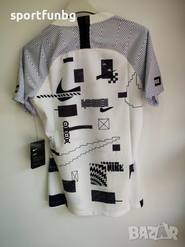 Дамска тениска Nike Dry History Month, снимка 2 - Тениски - 53870906