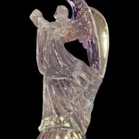 Декоративна стъклена фигура Ангел - със сребриста стойка и сребристи ангелски криле. Размер: 18см, снимка 1 - Декорация за дома - 45505861