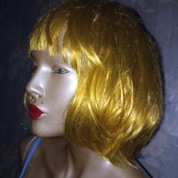 Нова карнавална перука тип каре в златист цвят , снимка 5 - Аксесоари за коса - 45088360