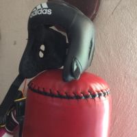 Боксова круша с два чифта ръкавици и каска, снимка 2 - Бокс - 45701363