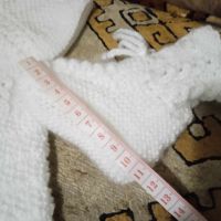 Бебешко ново ръчно плетено бяло комплектче - елеченце и терлички , снимка 5 - Комплекти за бебе - 45331808