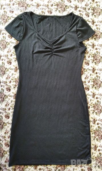 Къса черна рокля с красиво деколте, снимка 1