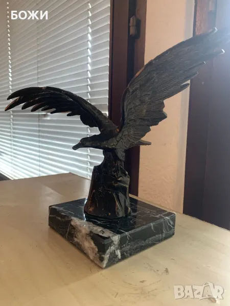 Масивна бронзова статуетка „Орел“ с мраморна основа, снимка 1