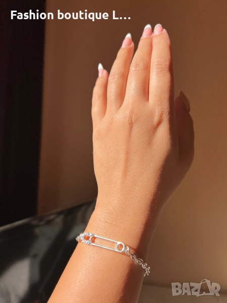 Сребриста гривна с безопасна игла с блестящи камъчета, снимка 1