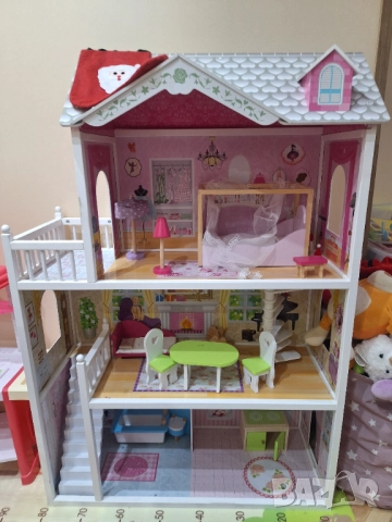 Огромна дървена къща 