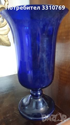 Кобалтово синя стъклена ваза на столче. , снимка 1 - Вази - 46408193