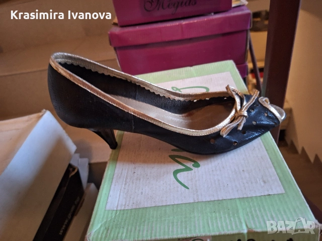 нови обувки естествен лак черен със златен кант