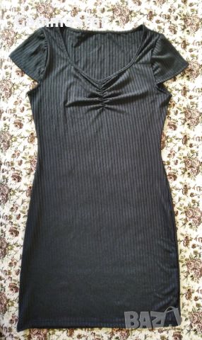 Къса черна рокля с красиво деколте, снимка 1 - Рокли - 45239827