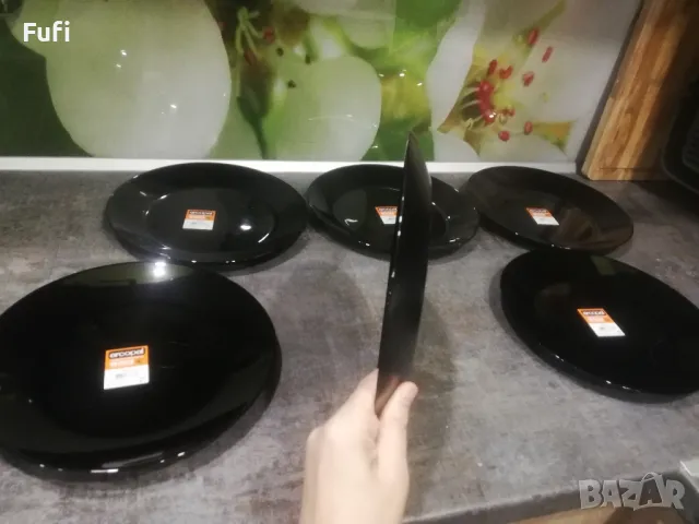 23 лв, за 6  броя нови чинии,  черни. марка  Аркопал,  плиткиголеми,  с етикет,  25 см диаметър , снимка 2 - Чинии - 50128591