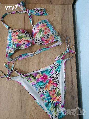 Бански на две части в отлично състояние 