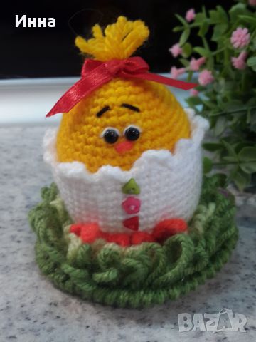 Великденски подаръци. Пиленце /момиче/ на тревата. Плетена играчка. Ръчно изработени.