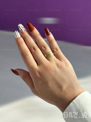 Златист дамски пръстен от медицинска стомана с камък и гравирани декорации, снимка 2 - Пръстени - 45853269
