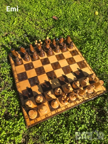 шахматна дъска и фигури за шахмат