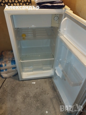 Малък Хладилник почти НОВ, снимка 2 - Хладилници - 53308164