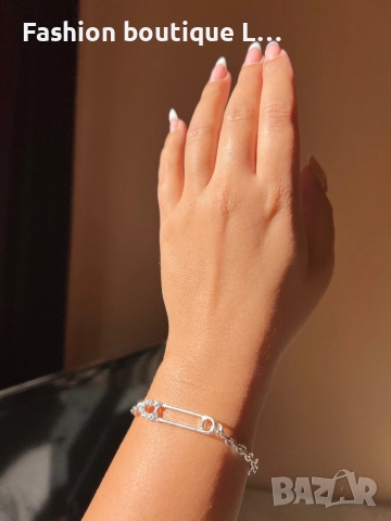 Сребриста гривна с безопасна игла с блестящи камъчета