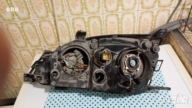 Десен фар за Тойота Авенсис 1