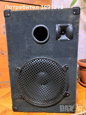 музикални тонколони и усилвател.