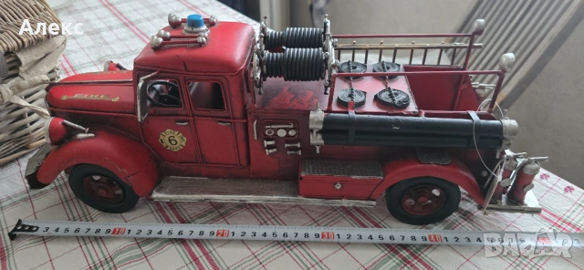 Голяма метална пожарна с етикет.Нова. 50см