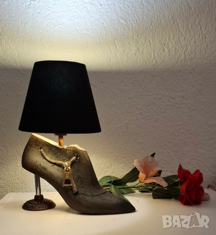Настолна лампа „Zip Heels“ – когато модата среща светлината, снимка 4 - Настолни лампи - 53638268