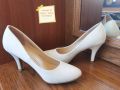 Бели обувки , снимка 1 - Дамски обувки на ток - 45472128