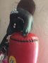 Боксова круша с два чифта ръкавици и каска, снимка 2