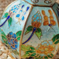 Прекрасна китайската ваза(кутийка) с гилеше емайл, снимка 9 - Антикварни и старинни предмети - 45371707