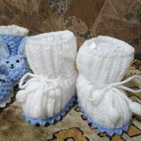 Бебешки, нови ръчно плетени бели терлички със сини бобчета, с връзки , снимка 3 - Други - 45141181