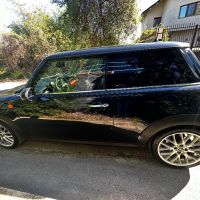 Автомобила е с панорамен стъклен таван в цвят черен металик в отлично състояние, снимка 4 - Автомобили и джипове - 45282802