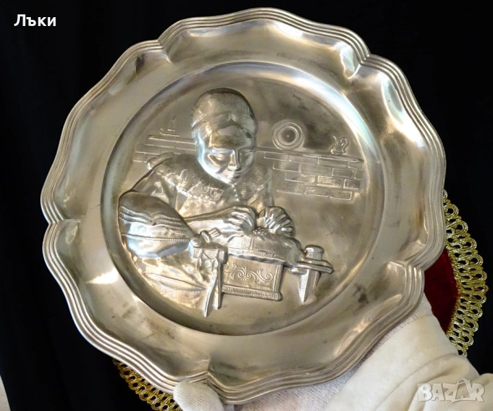 Калаена чиния с картина Плетачката на дантели,600 гр. , снимка 1