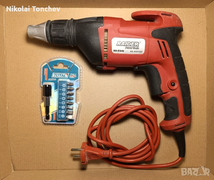 Монтажен винтоверт с комплект битове и държач, снимка 1
