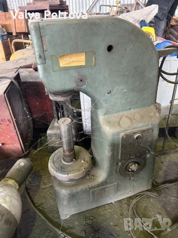 ръчна винтова преса (manual screw press / fly press / arbor press с голям винт)