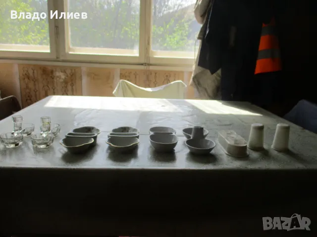 Солници 5 броя -2 порцеланови   ,3 пластмасови и  2 стъклени , оливерник, нож за кашкавал  и др-нови
