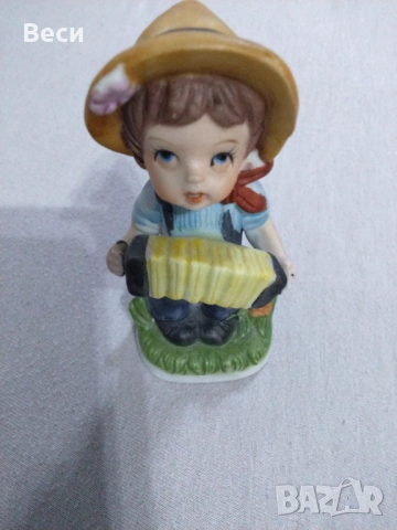 Момченце с акордеон, винтидж керамична фигурка