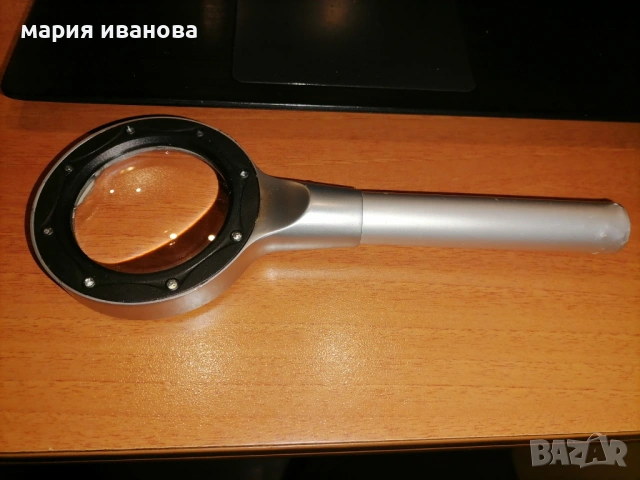 Лупа с осветление и калъф