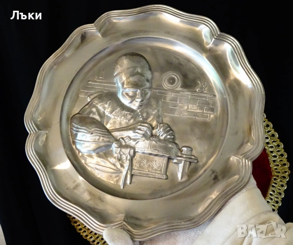 Калаена чиния с картина Плетачката на дантели,600 гр. 