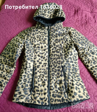 Дамско яке с качулка и два джоба с ципове.