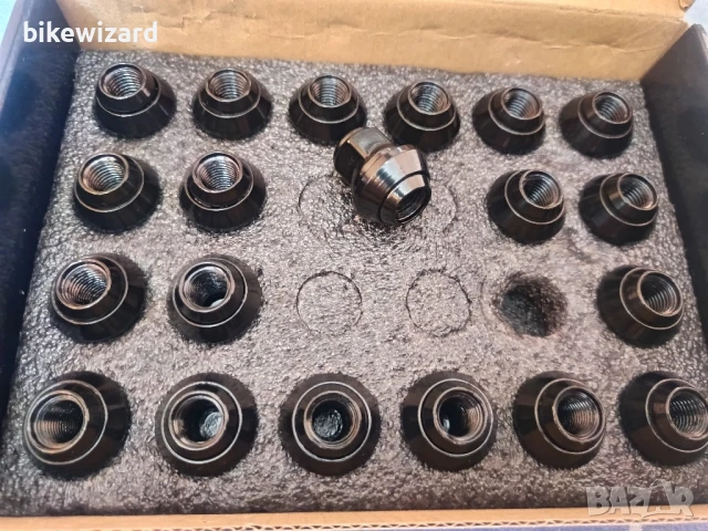 Гайки за джанти 20 броя черни с движеща периферия 12х1.50 НОВИ