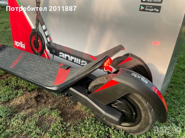 Електрическа тротинетка Aprilia eSR2 перфектно състояние, снимка 2 - Скейтборд, ховърборд, уейвборд - 51211427