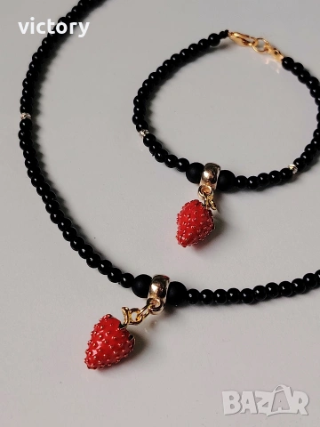 🍓 Комплект гривна + колие (чокър) с ягодка – Noir Berry Set 🍓, снимка 7 - Бижутерийни комплекти - 54219313