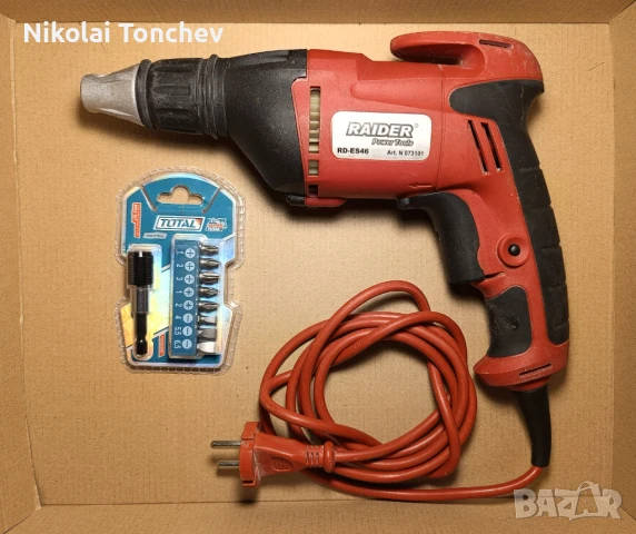 Монтажен винтоверт с комплект битове и държач