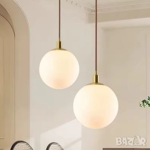 Висяща лампа глобус „Opal Globe“ – стъклена сфера с меко дифузно осветление и метални акценти, снимка 3 - Лампи за таван - 51973330